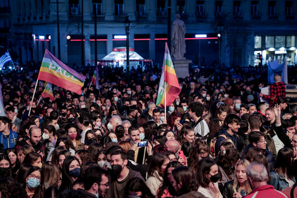 Σε εξέλιξη η συναυλία ειρήνης στα Προπύλαια- Έκλεισε η Πανεπιστημίου