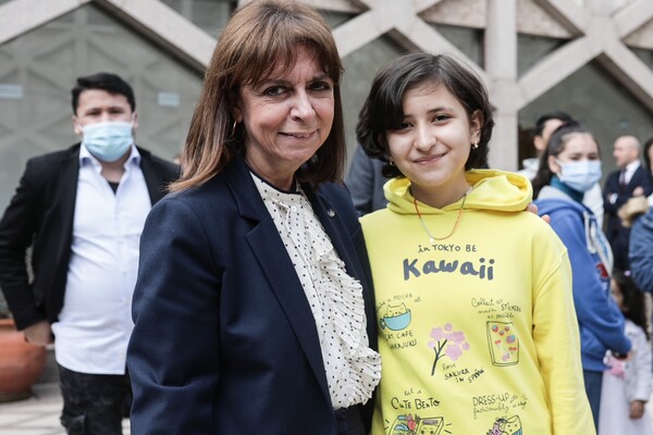 Η Κατερίνα Σακελλαροπούλου σε μια αναπάντεχη συνάντηση με την 12χρονη πρόσφυγα Αρεζού Καμπουλί στη Λισσαβώνα. 