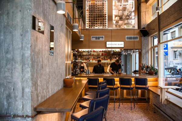 Έπρεπε bar: Σε μια μπάρα της Κυψέλης αντί για ξηρούς καρπούς μας βγάζουν τηγανητούς γίγαντες