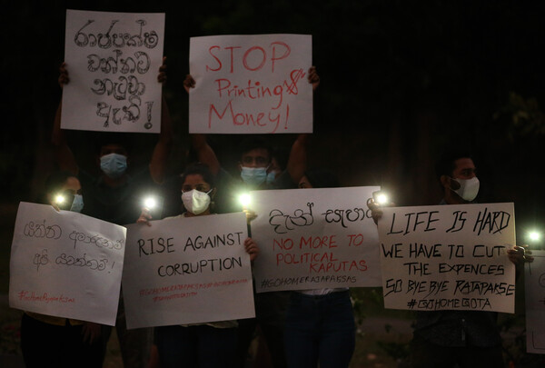 Στη Σρι Λάνκα σβήνουν τα φώτα στους δρόμους λόγω οικονομικής κρίσης