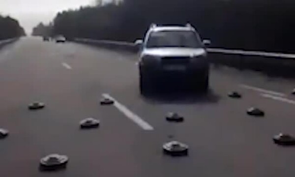 Πόλεμος στην Ουκρανία: Viral το βίντεο που δείχνει αυτοκίνητα να περνούν μέσα από νάρκες 