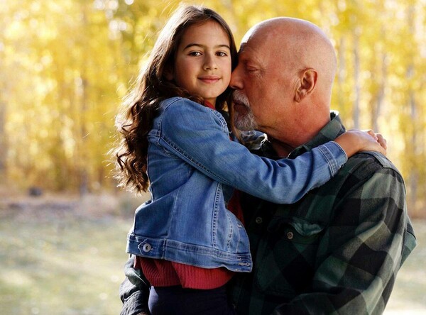 Ο Μπρους Γουίλις ποζάρει με την κόρη του Μέιμπελ - Το ποστ στο Instagram για τα 10α γενέθλιά της