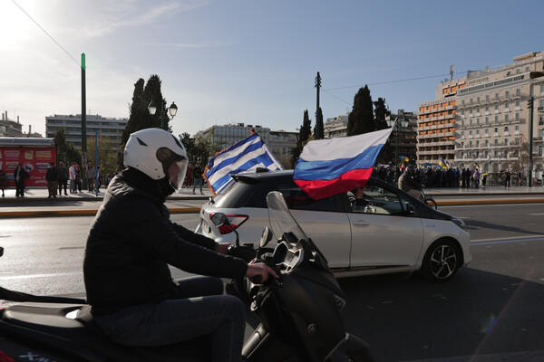 Σύνταγμα: Αυτοκινητοπομπή υπέρ της Ρωσίας «συναντήθηκε» με συγκέντρωση εναντίον του πολέμου στην Ουκρανία