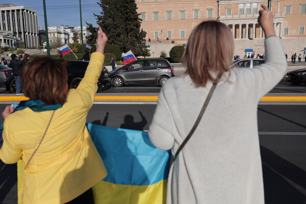 Σύνταγμα: Αυτοκινητοπομπή υπέρ της Ρωσίας «συναντήθηκε» με συγκέντρωση εναντίον του πολέμου στην Ουκρανία
