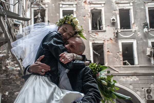Ουκρανία: Ζευγάρι παντρεύτηκε με φόντο τα συντρίμμια του Χαρκόβου