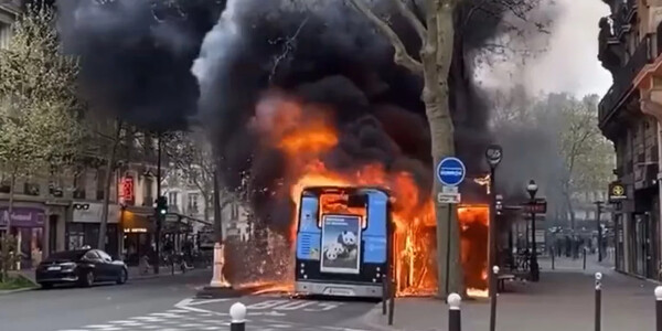 Γαλλία: Πυκνοί καπνοί στο Παρίσι λόγω φωτιάς κοντά στην Παναγία των Παρισίων