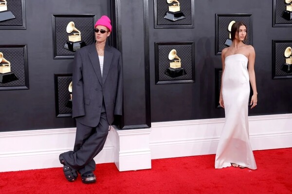 Τζάστιν και Χέιλι Μπίμπερ μονοπώλησαν τα φλας στα Grammys- Τα φιλιά στο κόκκινο χαλί