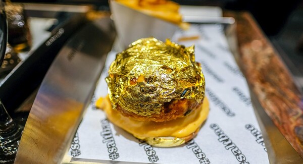 Μύκονος: Νέο «Salt Bae» με χρυσά μπέργκερ των €170 