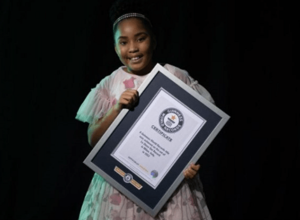 Η 7χρονη που τραγουδούσε επαγγελματικά όπερα στα κουκλάκια της μπήκε στα Ρεκόρ Γκίνες