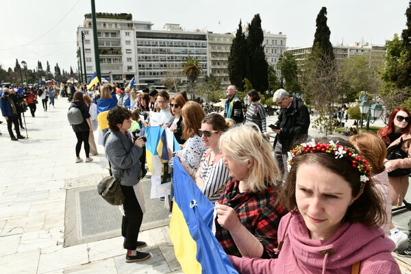 «Είμαι η Μπούσα»: Ουκρανοί συγκεντρώθηκαν έξω από την ελληνική Βουλή όσο μιλούσε ο Ζελένσκι