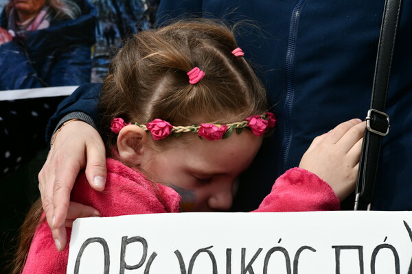 «Είμαι η Μπούσα»: Ουκρανοί συγκεντρώθηκαν έξω από την ελληνική Βουλή όσο μιλούσε ο Ζελένσκι