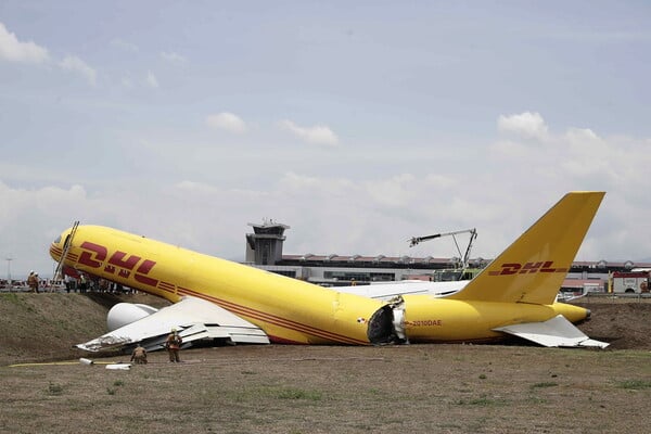 Κόστα Ρίκα: Αεροσκάφος cargo της DHL κόπηκε στα δύο κατά τη διάρκεια κατεπείγουσας προσγείωσης