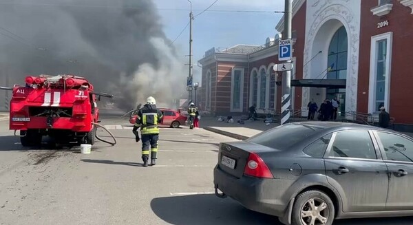 Ουκρανία: «Ρώσοι βομβάρδισαν σιδηροδρομικό σταθμό με αμάχους» - Πάνω από 30 νεκροί