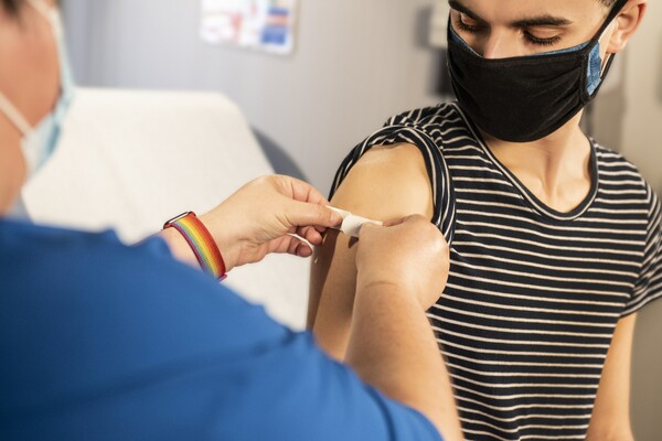 ΕΟΦ: Οι καταγεγραμμένες παρενέργειες των εμβολίων κατά του κορωνοϊού