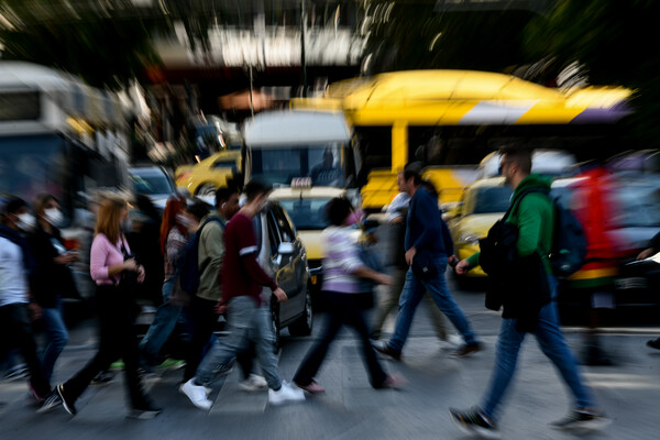 Μνημόνια, πανδημία, πόλεμος: «Ανασφάλεια και απογοήτευση», νιώθουν οι Έλληνες- Νέα μεγάλη έρευνα