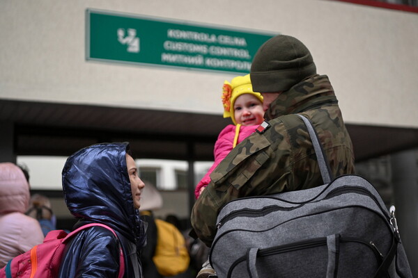 Πολωνία: Εθελόντριες προσφέρονται ως οδηγοί σε Ουκρανές πρόσφυγες για ασφαλή φυγή από τη χώρα τους