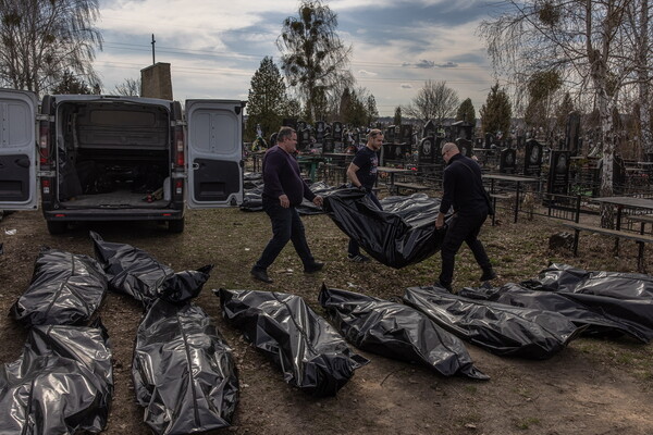 Ουκρανία: «Δεκάδες πτώματα αμάχων βρέθηκαν σε ομαδικό τάφο στο χωριό Μπουζόβα»