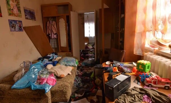 «Πήραν τα ρούχα μας, γέμισαν περιττώματα τους τοίχους»: Ουκρανοί επιστρέφουν στα λεηλατημένα σπίτια τους