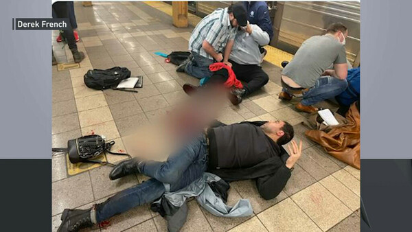 Νέα Υόρκη: Πυροβολισμοί σε σταθμό του μετρό στο Μπρούκλιν - Βίντεο με επιβάτες να βγαίνουν από βαγόνι πανικόβλητοι