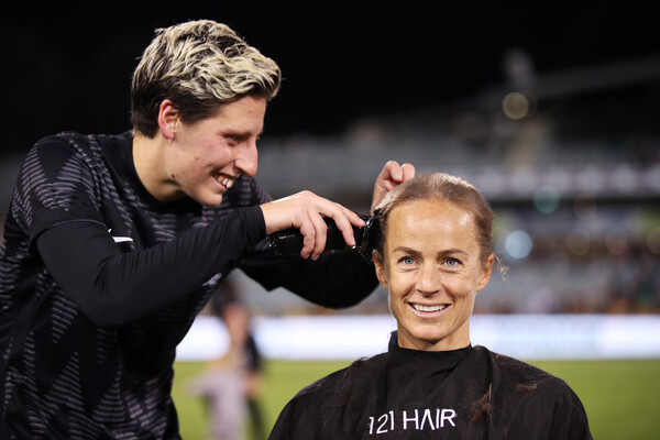 Ποδοσφαιρίστρια ξύρισε το κεφάλι της στο γήπεδο, για την έρευνα για τον καρκίνο- Το έκανε αντίπαλος, που έχει νοσήσει