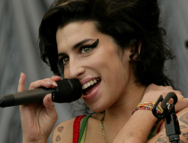 Amy Winehouse: Για πρώτη φορά σε βινύλιο η εμβληματική της εμφάνιση στο Glastonbury το 2007