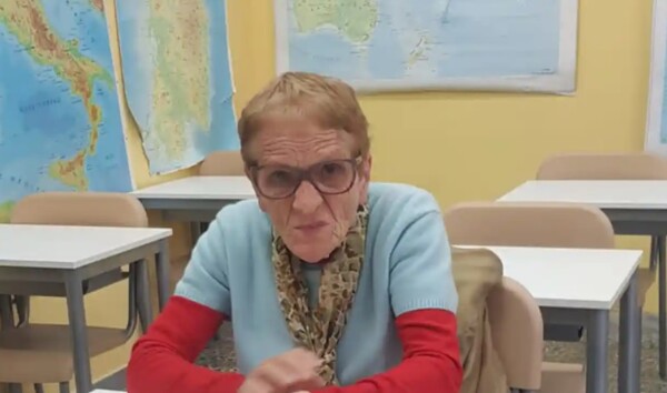 Μια 90χρονη Ιταλίδα επέστρεψε στις σχολικές αίθουσες - «Οι συμμαθητές είναι σαν εγγόνια μου»
