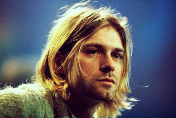 Στο «σφυρί» η θρυλική μπλε κιθάρα του Κερτ Κομπέιν από το «Smells Like Teen Spirit» των Nirvana