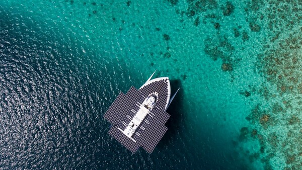 Ένα σκάφος που κινείται με ηλιακή ενέργεια σκοπεύει να φέρει «επανάσταση» στις θαλάσσιες μεταφορές