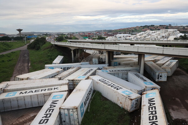 Οι χειρότερες πλημμύρες στη Νότια Αφρική- Πάνω από 300 νεκροί, κατέρρευσαν σπίτια, δρόμοι, γέφυρες