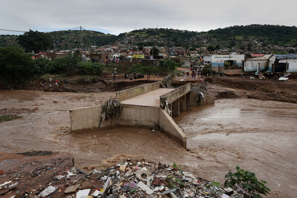 Οι χειρότερες πλημμύρες στη Νότια Αφρική- Πάνω από 300 νεκροί, κατέρρευσαν σπίτια, δρόμοι, γέφυρες