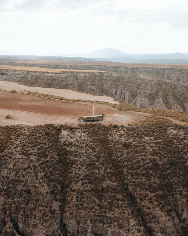 Ένα αυτόνομο capsule ξενοδοχείο κάτω από τον ανοικτό ουρανό, στην έρημο Γκοράφε της Ισπανίας