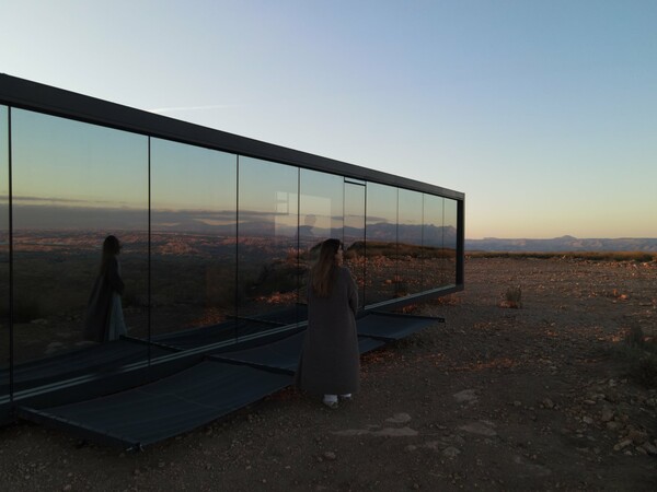 Ένα αυτόνομο capsule ξενοδοχείο κάτω από τον ανοικτό ουρανό, στην έρημο Γκοράφε της Ισπανίας