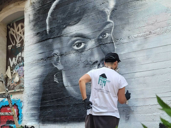 Έκαναν γκράφιτι το πρόσωπο του φοιτητή που καταπλακώθηκε από τοίχο στη Λάρισα