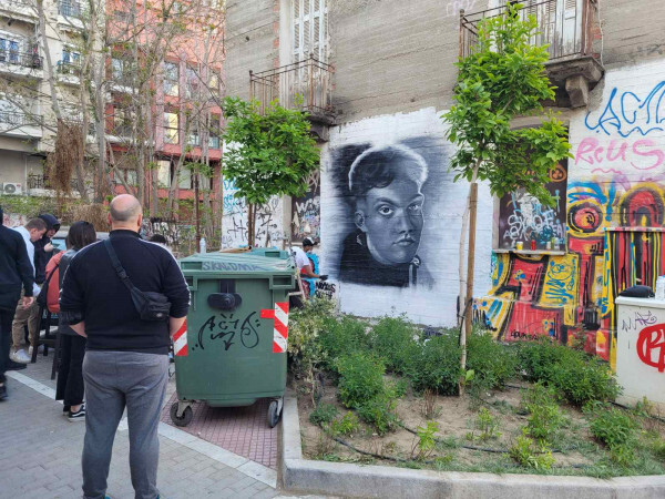 Έκαναν γκράφιτι το πρόσωπο του φοιτητή που καταπλακώθηκε από τοίχο στη Λάρισα