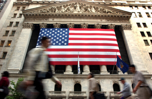 Οι ασκούμενοι της Wall Street που αμείβονται με 15.000 € μηνιαίως - Οι λόγοι εκτόξευσης των μισθών