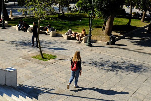 Γυναίκα περπατά στην πλατεία Συντάγματος