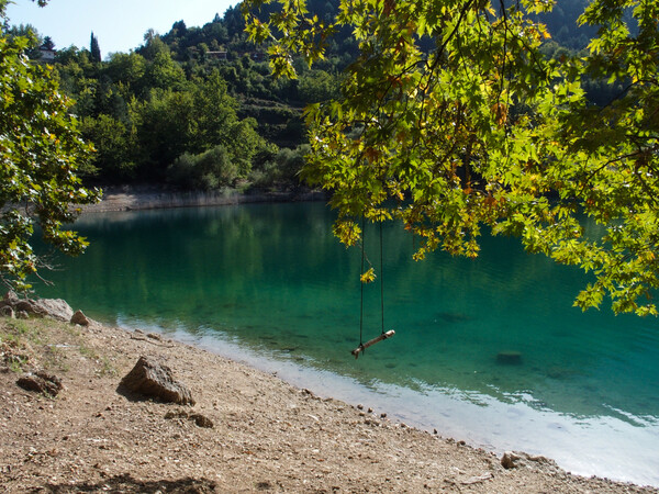 Λίμνη Τσιβλού: Ένας παράδεισος που δημιουργήθηκε από μια καταστροφή -Το «θαμμένο χωριό» στα νερά της