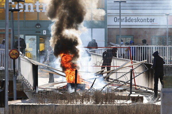 Συγκρούσεις με τραυματίες στη Σουηδία: Διαδηλώσεις κατά συγκεντρώσεων ακροδεξιού κόμματος