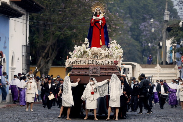 O εορτασμός της Μεγάλης Παρασκευής σε όλο τον κόσμο μέσα από φωτογραφίες