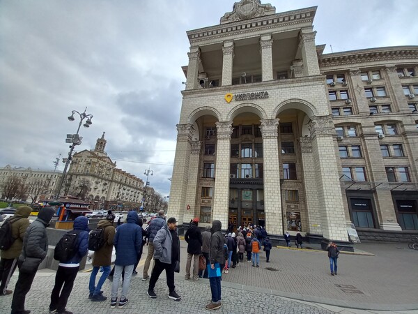 Κίεβο: Πολίτες σπεύδουν να αγοράσουν το νέο γραμματόσημο της Ουκρανίας «Ρωσικό πλοίο, άντε γ******»