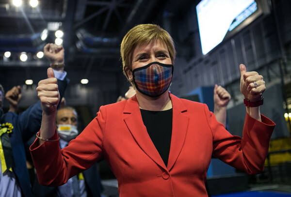 Η πρωθυπουργός της Σκωτίας εμφανίστηκε χωρίς μάσκα και την κατήγγειλαν στην αστυνομία