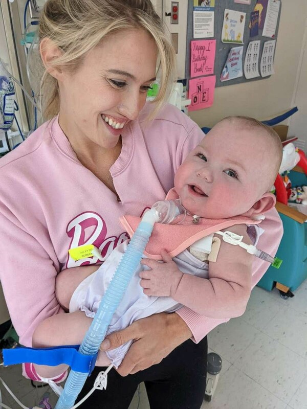 Μωρό που γεννήθηκε στις 25 εβδομάδες επέστρεψε σπίτι του μετά από 19 μήνες στο νοσοκομείο