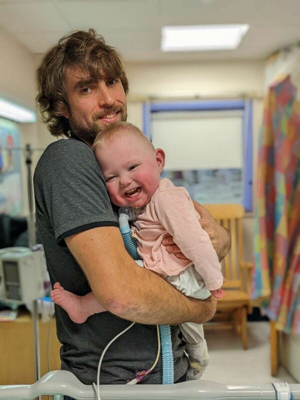 Μωρό που γεννήθηκε στις 25 εβδομάδες επέστρεψε σπίτι του μετά από 19 μήνες στο νοσοκομείο