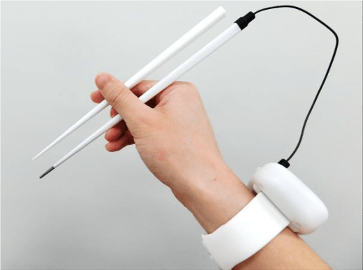 Ιάπωνες ερευνητές εφηύραν «ηλεκτρικά» chopsticks που κάνουν το φαγητό να μοιάζει πιο αλμυρό