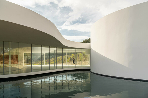 Το τελευταίο κτίριο του Oscar Niemeyer ανοίγει σε γαλλικό αμπελώνα