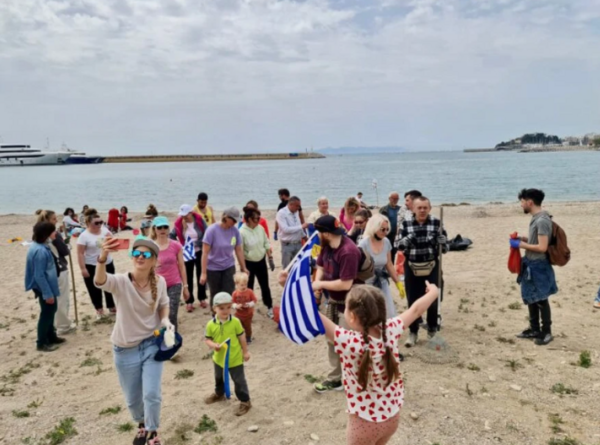 Ουκρανοί πολίτες καθάρισαν την παραλία του ΣΕΦ ως δείγμα ευγνωμοσύνης