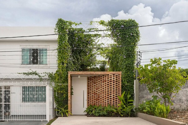 Το Tropical Shed εξυπηρετεί υποδειγματικά την εσωτερική-υπαίθρια διαβίωση δημιουργώντας τον ιδανικό χώρο εργασίας