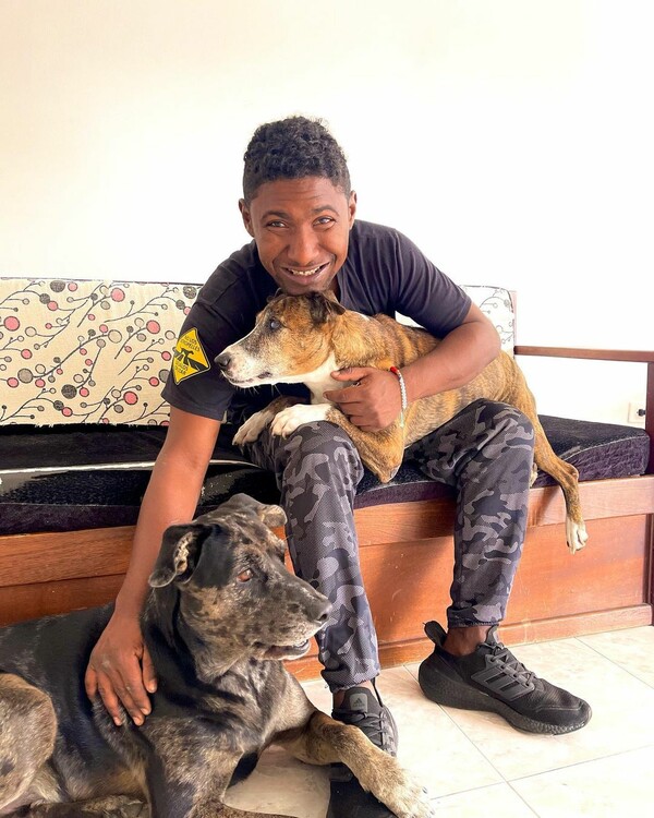 Η μεγάλη αλλαγή του "Choco": Ο άστεγος που έκανε γενέθλια στο σκύλο του μετρά τώρα 183.000 followers