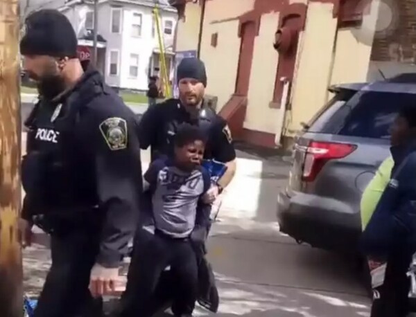 ΗΠΑ: Αστυνομικοί πήραν σηκωτό 8χρονο αγόρι επειδή «έκλεψε ένα σακούλι πατατάκια»