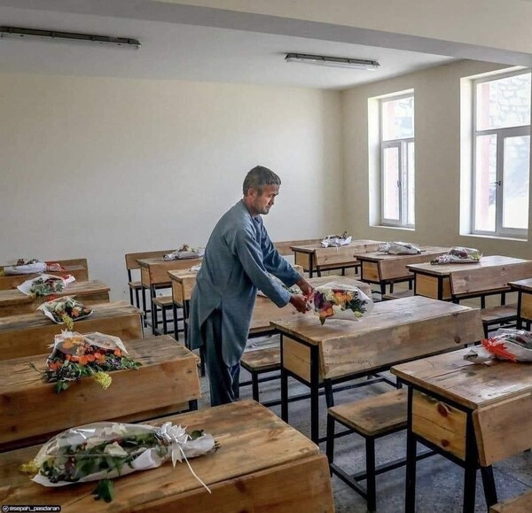 Θλίψη στην Καμπούλ: Λουλούδια στα άδεια θρανία των μαθητών-θυμάτων της βομβιστικής επίθεσης 